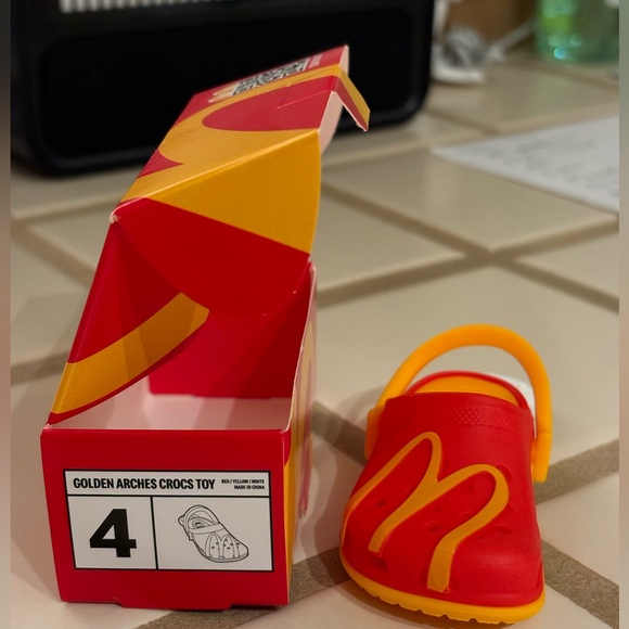 Mini Crocs #4 “Golden Arches” McDonalds toy - Picture 5 of 5